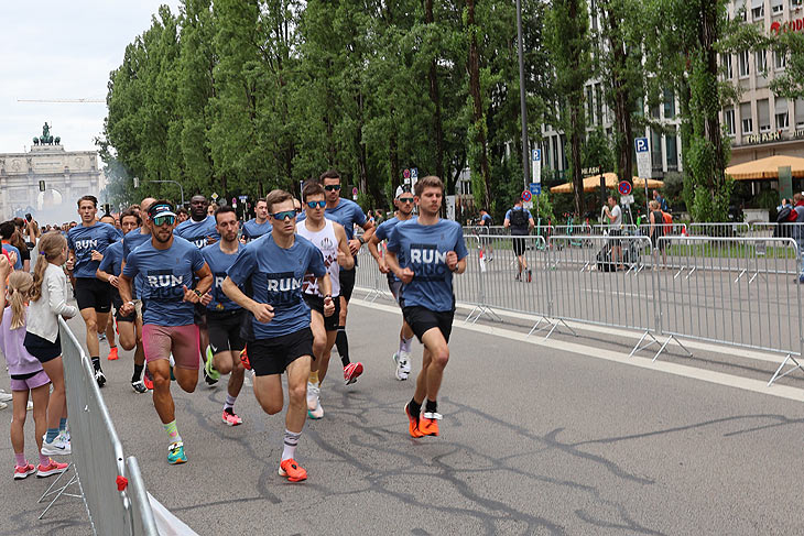 SportScheck Stadtlauf München 2024: Start 10 km Lauf bei Sonne gegen 11.00 Uhr mit Start hinter dem Siegestor Richtung Münchner Freiheit (ªFoto: Martin Schmitz)